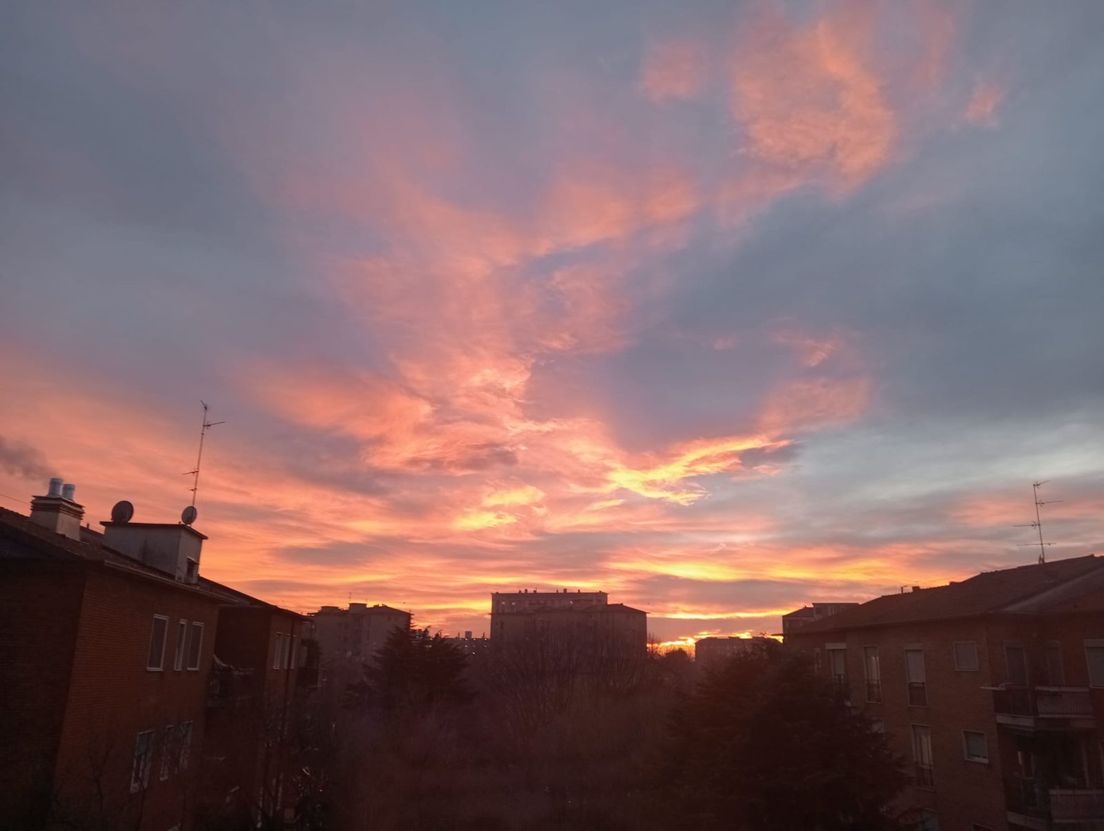 Tramonto su Milano visto dal terrazzo privato di Blue Sky Milano